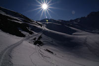 Au fond, sous les rayons du soleil, le Pic de Barran