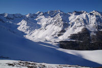 Au centre, le Soum Arrouy,  droite, le Pic Leviste et  gauche le Soum de Lascours depuis le Clot du Serpent