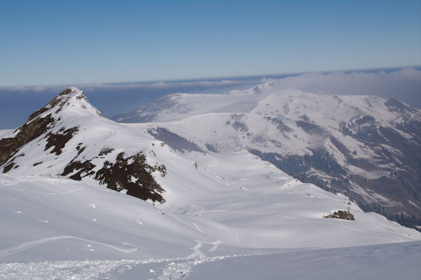 Le Pic de Naouit, au fond dans la fume, le Hautacam