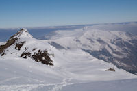 Le Pic de Naouit, au fond dans la fume, le Hautacam