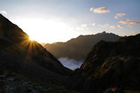 Le soleil pointe sur la crete Est du Pic d'Aste