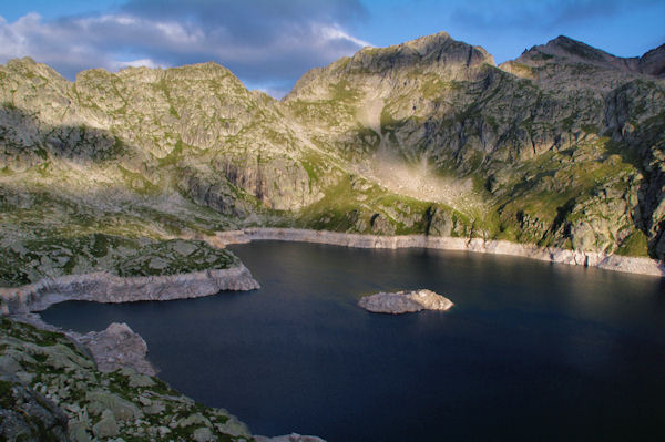 Le Lac de Migoulou, au dessus, la Carnau, le Col des Alianes, le Pic et le Col de Palada puis le Milhas