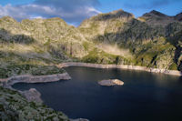 Le Lac de Migouelou, au dessus, la Carnau, le Col des Alianes, le Pic et le Col de Palada puis le Milhas