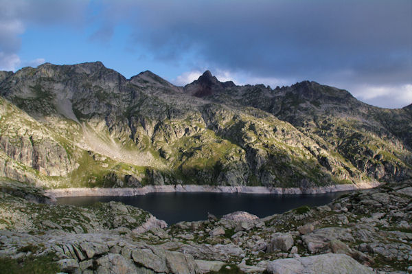 Le Lac de Migoulou, au dessus, le Pic et le Col de Palada puis le Milhas et son col puis le Pic des Tourettes et le Pic Estibre