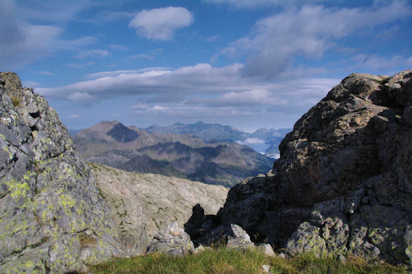 Vue sur les Pyrnes Atlantiques depuis un petit col sans nom sur la crte Nord du Pic de Batboucou