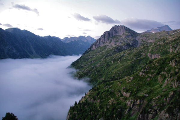 La valle du Gave d_Arrens, plus haut, le Pic de Cambals, les Piques de l_Arriougrand et le Balatous