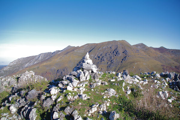 Le Pic de Navaillo et son cairn pointant sur le Soum d_Arrouy