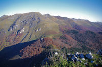 En bas, le Col de Spandelles surplomb par le Soum de Granquet