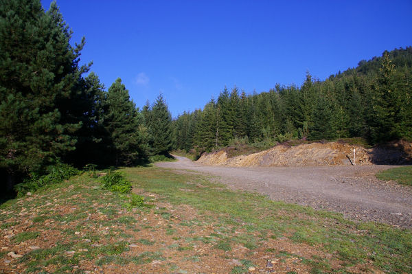 Le dpart du chemin au col de la Coraduque