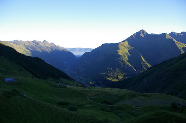 Le plateau de l'Estibe, dans la valle, Luz St Sauveur domin  gauche par le Pic de Viscos et  droite par le Soum de Nre