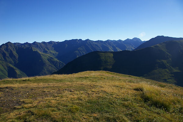 Au dernier plan, les crtes menant au Pic du Midi de Bigorre