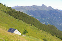 Une grange au Barrad, au fond, le Pic de Viscos, bien pointu