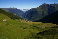 Le plateau de l'Estibe, dans la vallee, Luz St Sauveur domine a gauche par le Pic de Viscos et a droite par le Soum de Nere