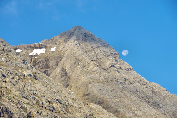 La lune joue avec le Pic des Gabitous Oriental