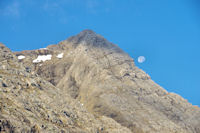 La lune joue avec le Pic des Gabitous Oriental