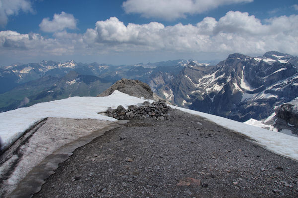Emplacement de bivouac au sommet du Taillon