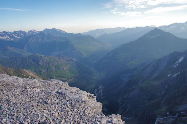 La valle de Gavarnie,  droite, le Pimn