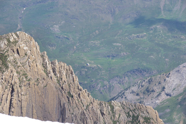 Le Pic des Sarradets, au loin, le refuge des Espuguettes