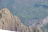 Le Pic des Sarradets, au loin, le refuge des Espuguettes