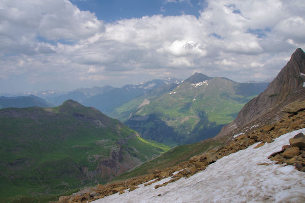 La valle des Pouey Asp encadre par le Pic de la Pahule et le Pimn