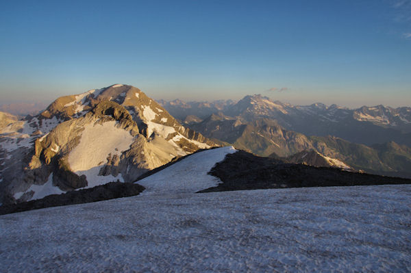 Le Casque du Marbor, le Taillon et le Vignemale depuis sommet de la Tour du Marbor,