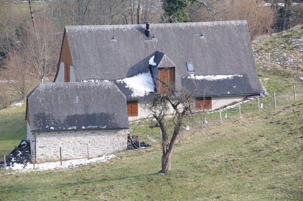 Une grange  la sortie d_Arrens en montant vers le Lac du Tech