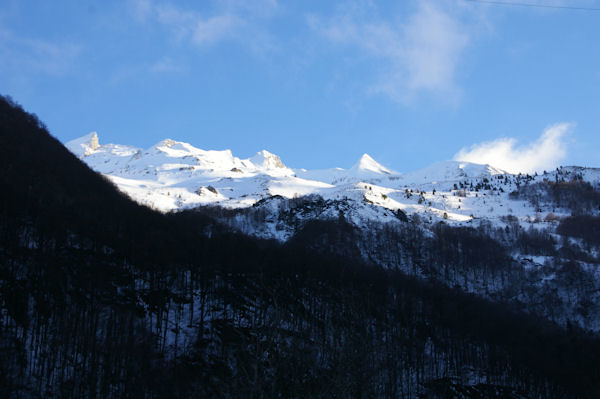 Les crtes enneiges au Sud Ouest du Pic du Midi d_Arrens, le plus pointu tant le Pic Sarret