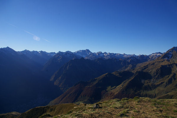 Au centre, le massif du Vignemale, en bas, Cauterets depuis le Pic du Cabaliros