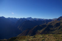 Au centre, le massif du Vignemale, en bas, Cauterets depuis le Pic du Cabaliros