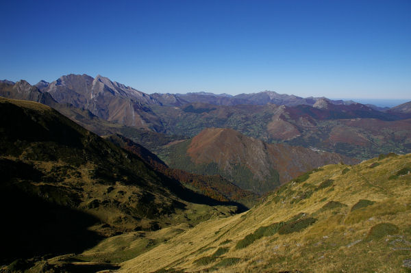 Au centre, les Pics de Pan et Arrouy sparant la valle d'Estaing et le Val d'Azun