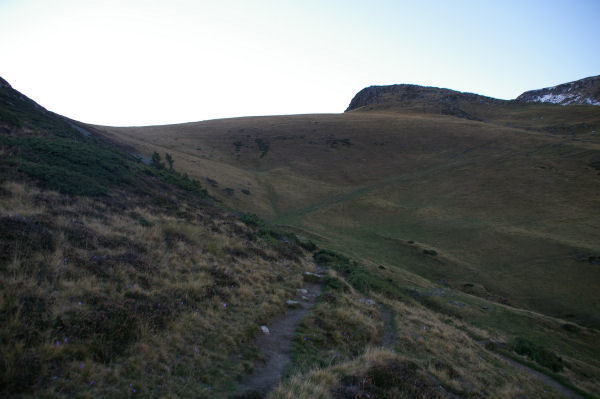 Le chemin bien trac montant au Pic du Cabaliros depuis les flancs du Pic Arraill