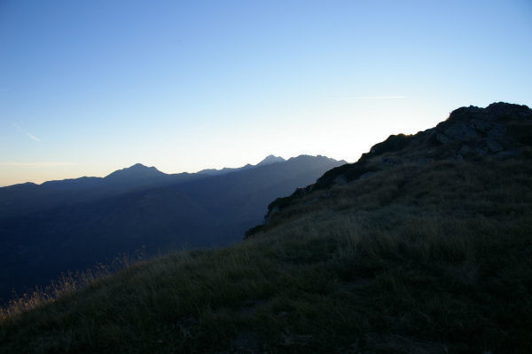Les silhouettes du Pic du Midi de Bigorre au centre et du Pic de Montaigu  gauche depuis le Pic Arraill