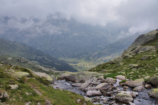 Le gave de Cambals, au fond, la valle du Marcadau