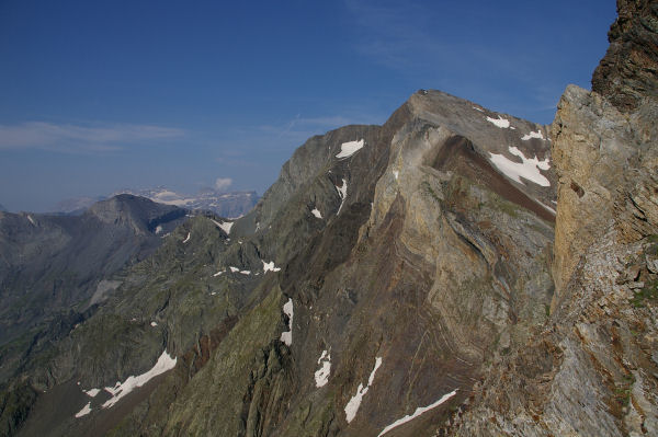 Vue sur le Campbieil depuis la crte sous le pic d'Estaragne, au fond le Mont Perdu encore enneig