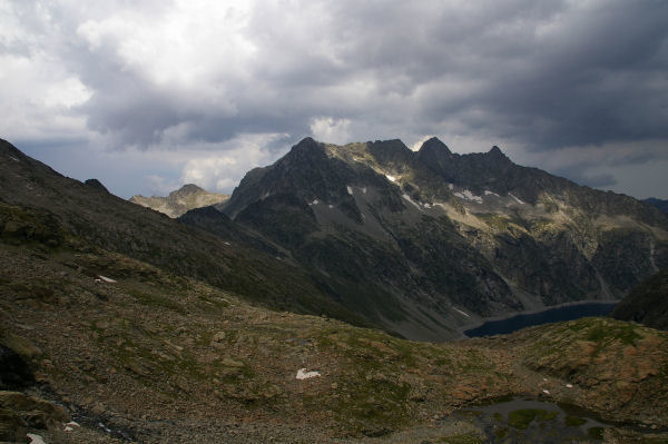 Le lac de Cap de Long domin par le Turon de Nouvielle & le pic des 3 Conseills & le pic de Nouvielle et le Ramougn