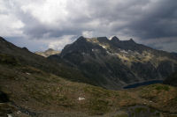 Le lac de Cap de Long domine par le Turon de Neouvielle & le pic des 3 Conseilles & le pic de Neouvielle et le Ramougn