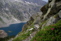 Le chemin en balcon au dessus du lac de Cap de Long