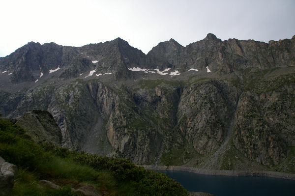 Le Turon de Nouvielle & le pic des 3 Conseills & le pic de Nouvielle et le Ramougn au dessus du lac de Cap de Long