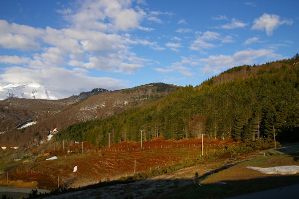 Au centre, le Pic de Berbeillet et le Soum de Berducou depuis le parking du Col de la Couraduque