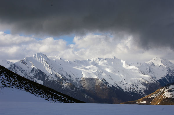 Le Val d_Azun dommin par le Pic du Midi d_Arrens et la crte jusqu_au Pic de l_Arcoche