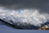 Le Val d'Azun dommine par le Pic du Midi d'Arrens et la crete jusqu'au Pic de l'Arcoeche