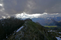 La crete du Pic Cantau, dans l'axe, le Pic de Berbeillet et dans le soleil, la crete entre le Pic de Pan et le Pic Arrouy