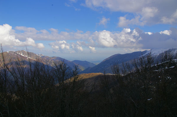 La valle de Ferrire et plus loin, la plaine de Pau