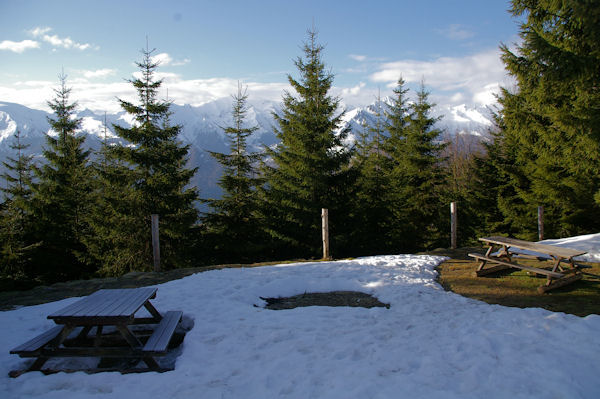 Vue sur les crtes dominant le Val d_Azun depuis le Col de la Serre