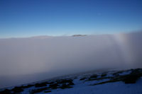 En mergeant de la mer de nuage sous la crte Est du Cap Nests