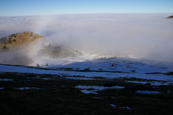 Depuis la crte Est du Cap Nests, la station est encore dans la mer de nuages