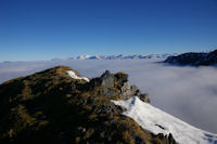 En prenant pied sur la crte Est du Cap Nests, la valle de Luchon est sous les nuages