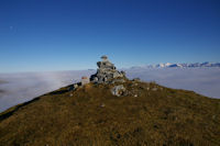 Le cairn sommital du Cap de Nests