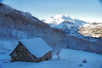 Le Pic de Pan et les Gabizos dominat la vallee d'Arrens