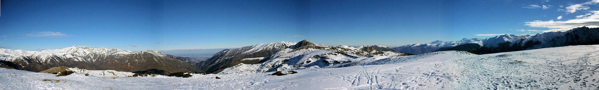 Panorama au Cap d'Aout, au centre le Pic de Bazs